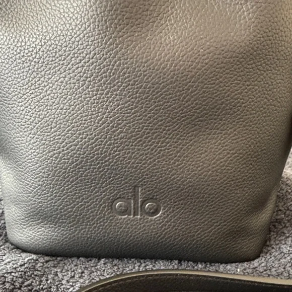 ALO Yoga Balance Leather Bucket Bag - Picture 4 of 10